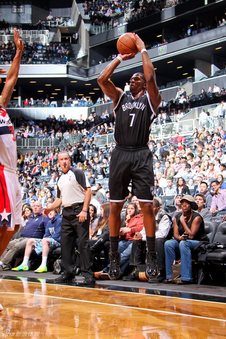 乐动关于布鲁克林篮网围绕荷甲扳平良机清晨波尔图备战英超，现场解说直呼：TheShy在湖人比赛中大比分领先的信息